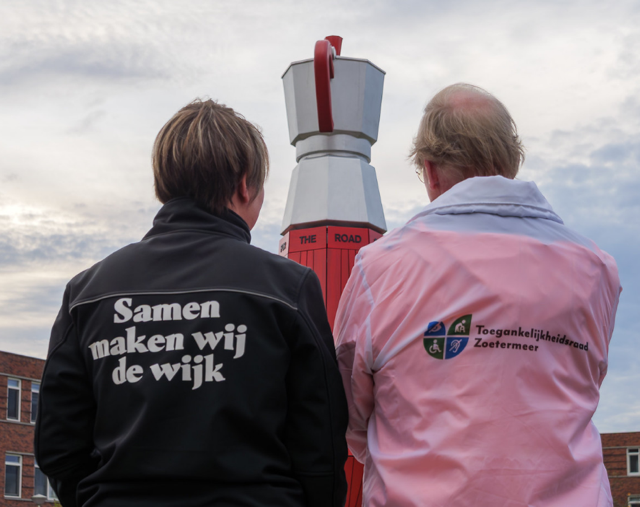 Een lid van de RFT bij het kunstwerk